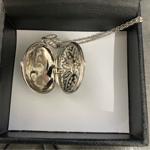 OVAL FLOWER LOCKET AND CHAIN - Picture 3 of 5